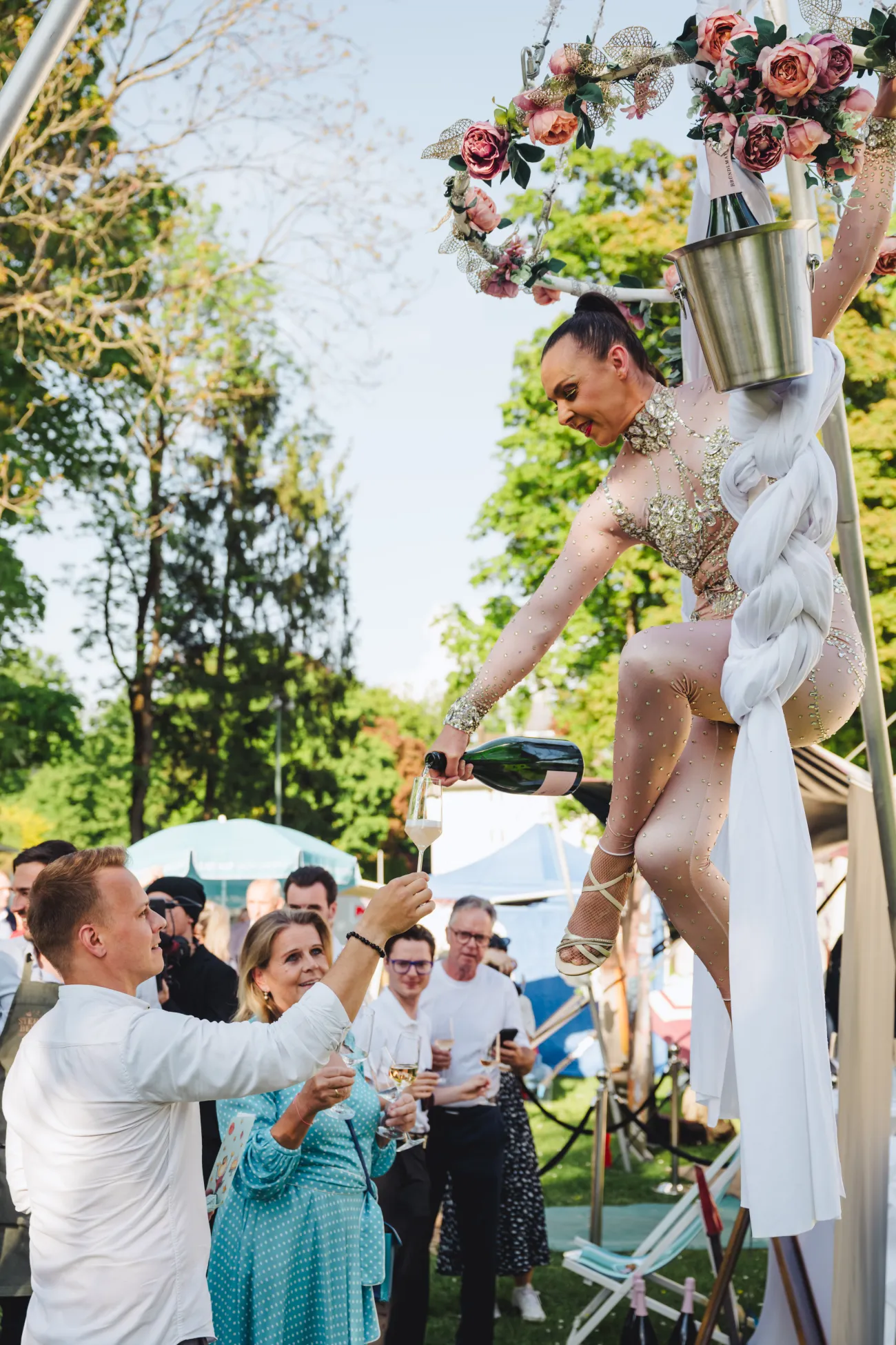 Atmosphärische Artistik mit Publikum und Festivalmoment