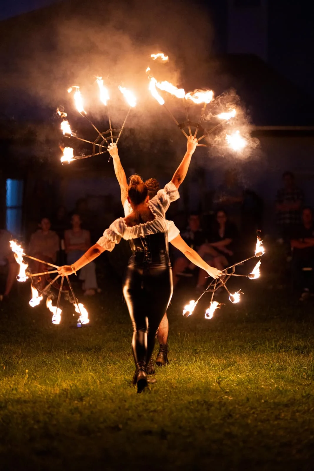 Feuershow mit starker Feuer- und Actionwirkung auf der Bühne