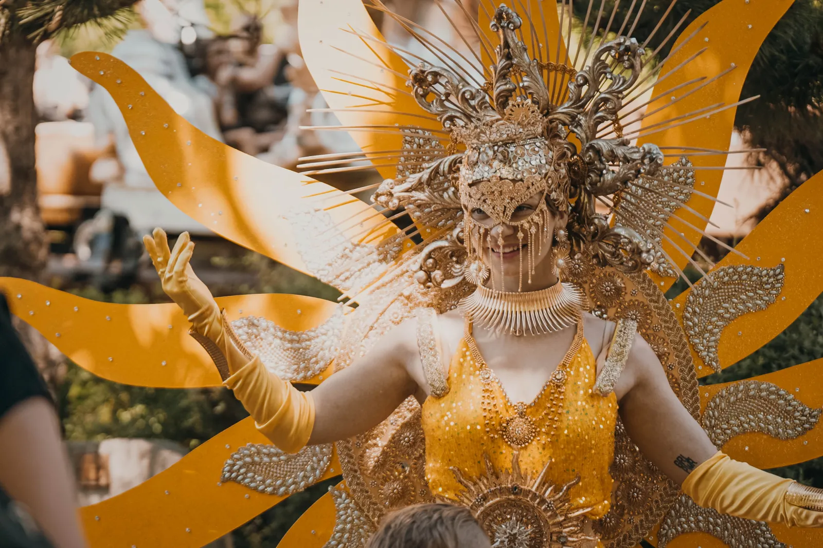 Eleganter goldener Walking Act als hochwertiger Eventmoment